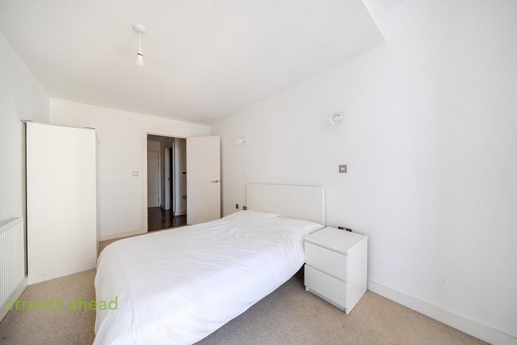 House in Croydon - View 3