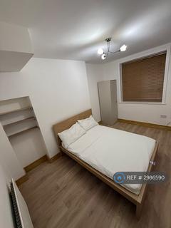 1 bedroom in a flat share to rent, Pennine Mansions, London, NW2