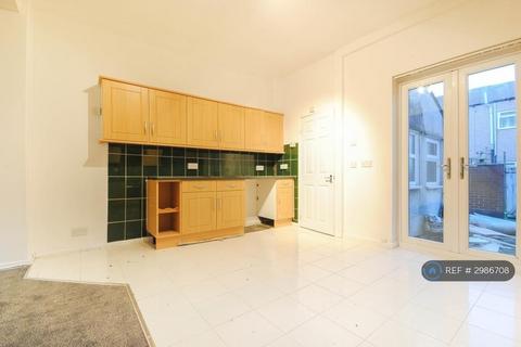 3 bedroom terraced house to rent, Warrington Road, Wigan, WN3
