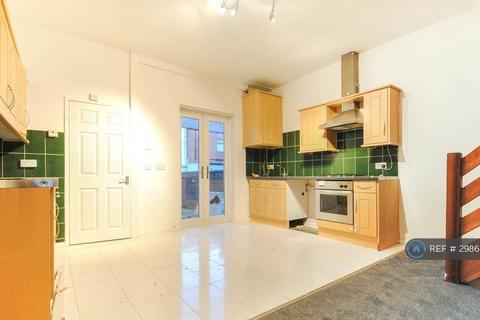 3 bedroom terraced house to rent, Warrington Road, Wigan, WN3