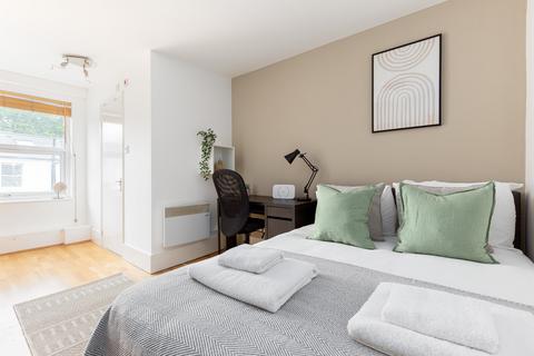 Studio to rent, Leinster Gardens
