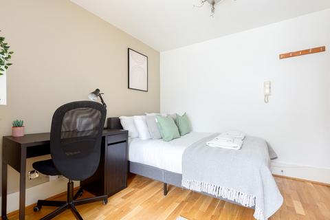Studio to rent, Leinster Gardens
