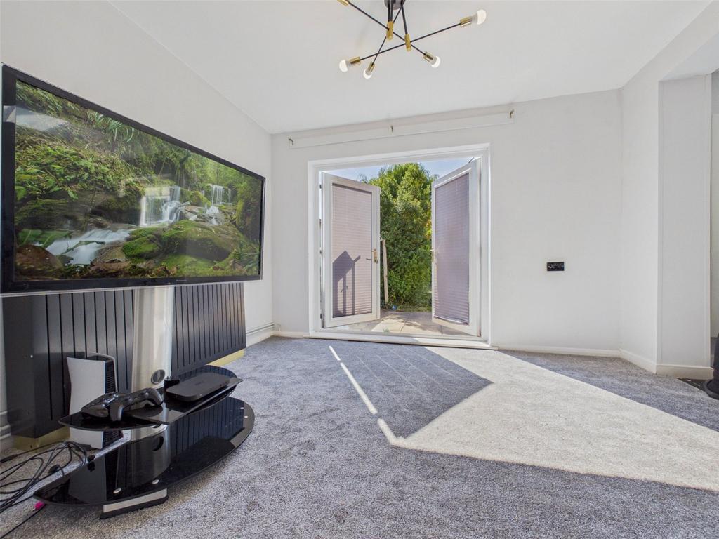 House in Middlesex - View 4