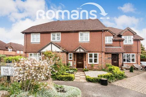 2 bedroom terraced house to rent, The Alders, The Green, Badshot Lea, GU9