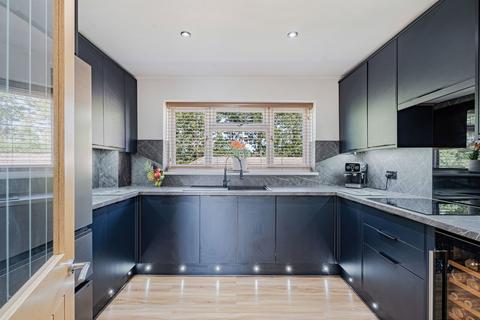2 bedroom flat for sale, Edenside Road, Bookham, KT23