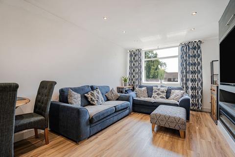 2 bedroom flat for sale, Edenside Road, Bookham, KT23