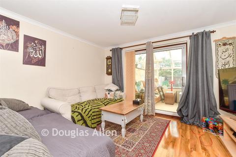 3 bedroom terraced house for sale, Victoria Road, Basildon SS15