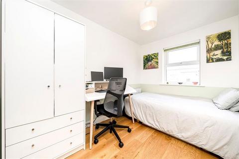 2 bedroom flat to rent, Glaisher Street, London SE8