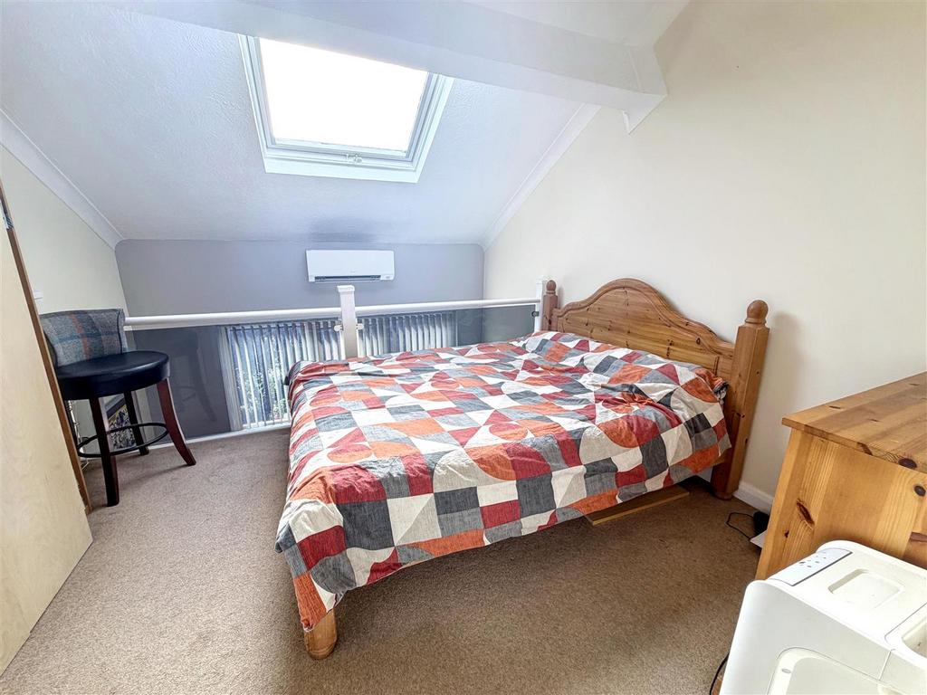 Bedroom (Mezzanine)