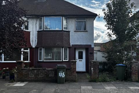 3 bedroom house to rent, Birkdale Road, London, SE2