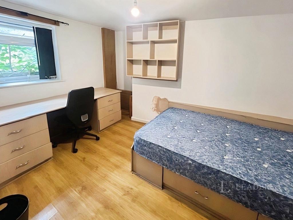 House in Leeds, West Yorkshire - View 5