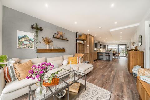 undefined, Wallis Road, London E9