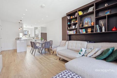 undefined, Luctons Close, Loughton IG10