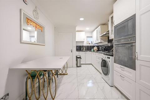 4 bedroom terraced house to rent, Abbott Road, London, E14