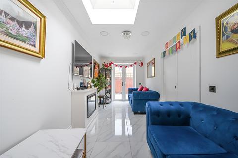 4 bedroom terraced house to rent, Abbott Road, London, E14