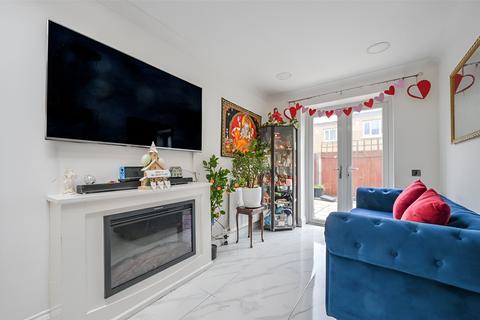 4 bedroom terraced house to rent, Abbott Road, London, E14