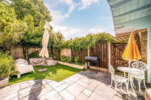 2 bedroom flat to rent, Thornbury Road, Isleworth TW7
