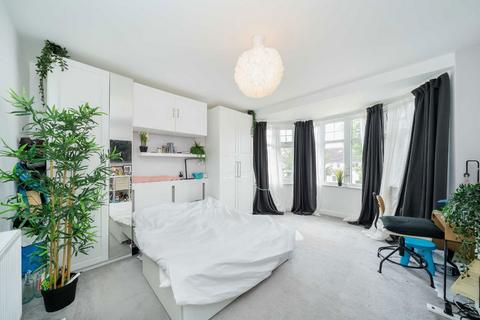 3 bedroom house to rent, Fernside Avenue, London NW7