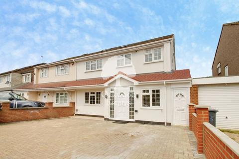 House share to rent, Parlaunt Road, Langley SL3