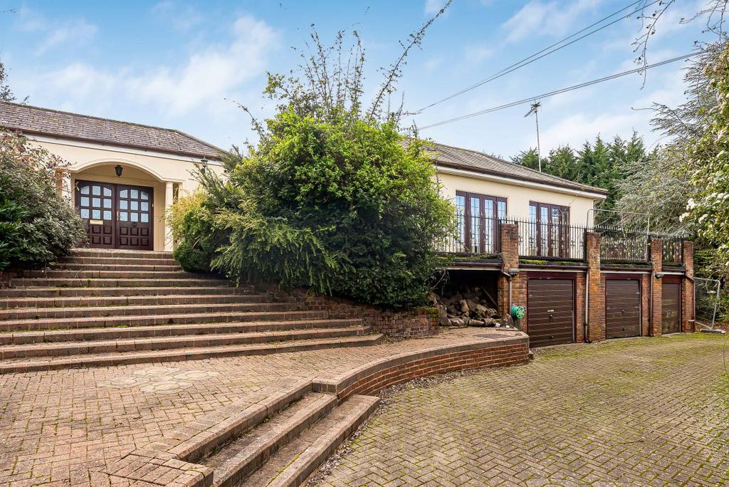 Detached house exterior, driveway