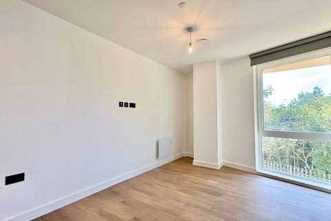 3 bedroom flat to rent, Windsor Bridge Road
