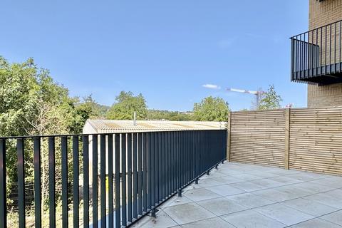 3 bedroom flat to rent, Windsor Bridge Road