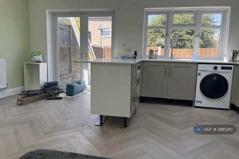 3 bedroom end of terrace house to rent, Oakmere Road, London, SE2