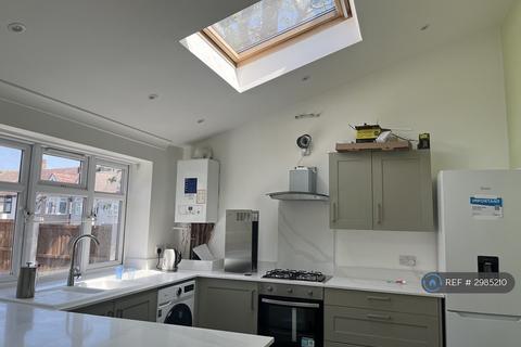 3 bedroom end of terrace house to rent, Oakmere Road, London, SE2