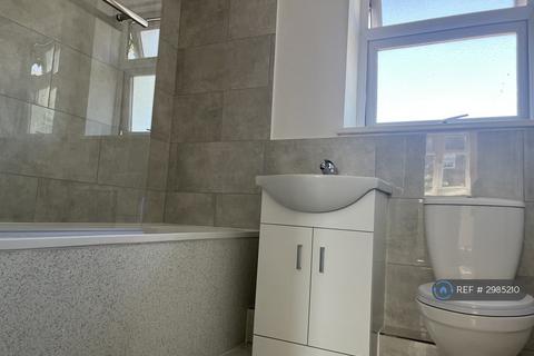 3 bedroom end of terrace house to rent, Oakmere Road, London, SE2