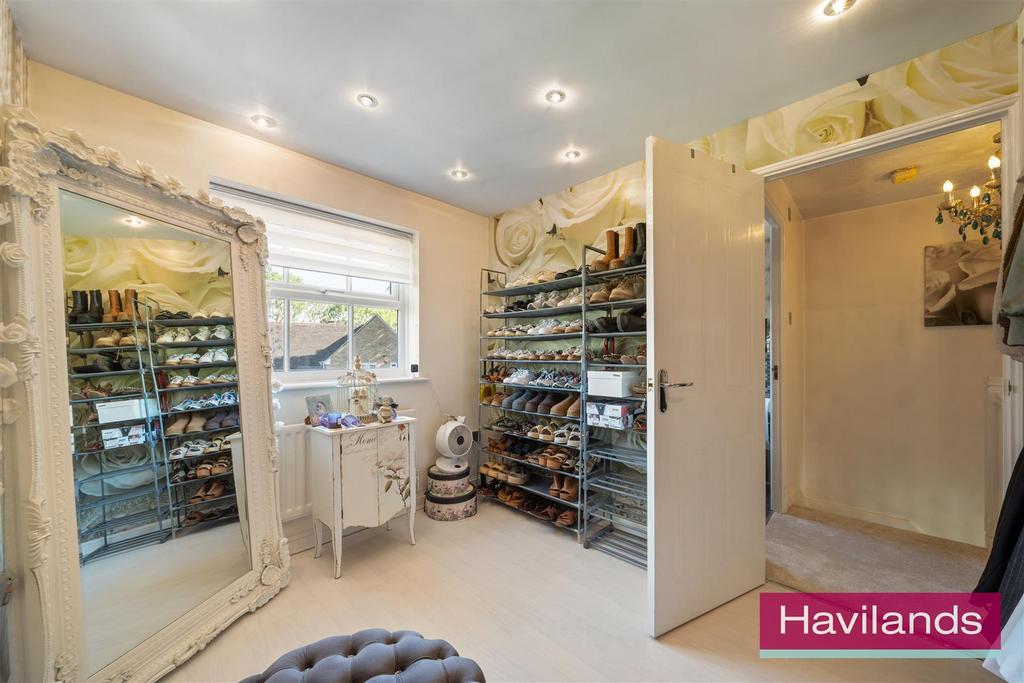 Walk-in wardrobe