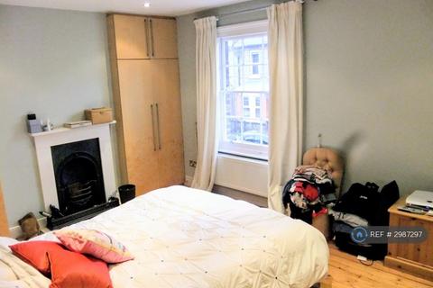 2 bedroom semi-detached house to rent, Rasper Road, London, N20