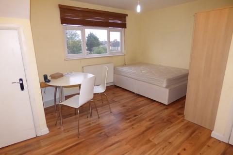 Studio to rent, High Street, Barkingside IG6