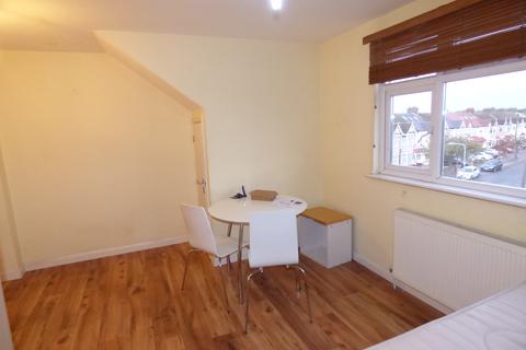 Studio to rent, High Street, Barkingside IG6