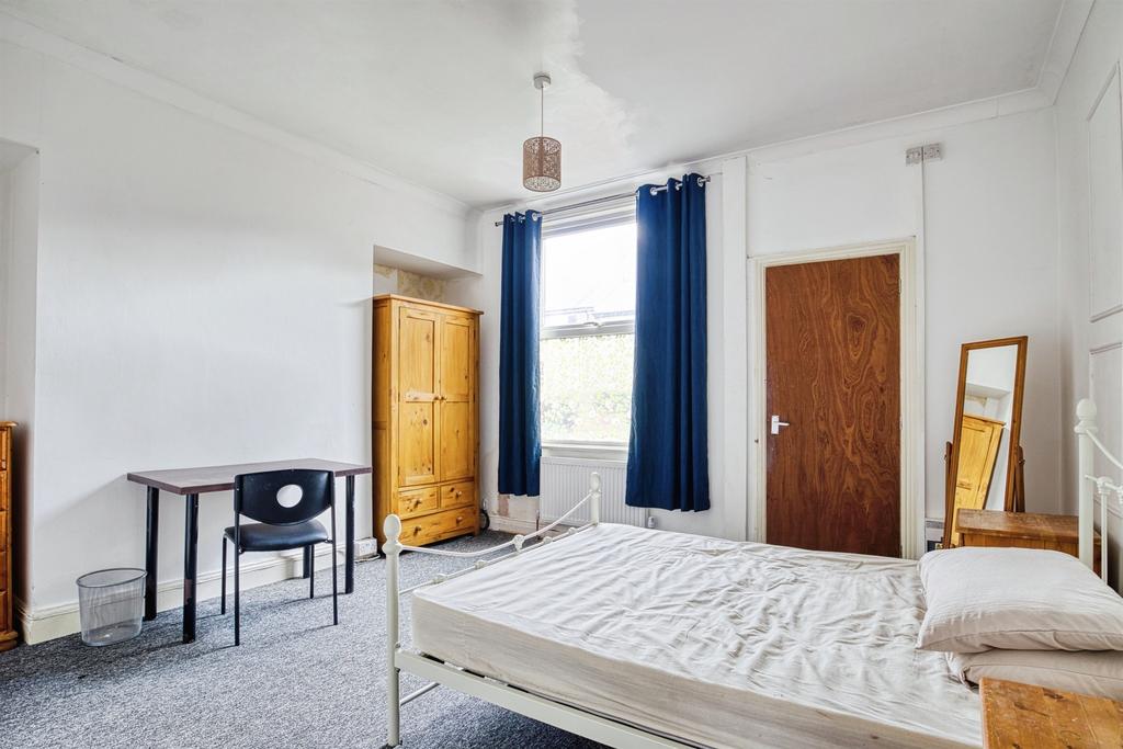 House in Leeds, Beckett Park, Headingley - More