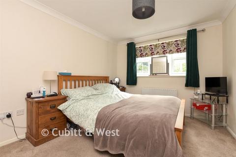 2 bedroom flat for sale, Stafford Rise, Caterham CR3