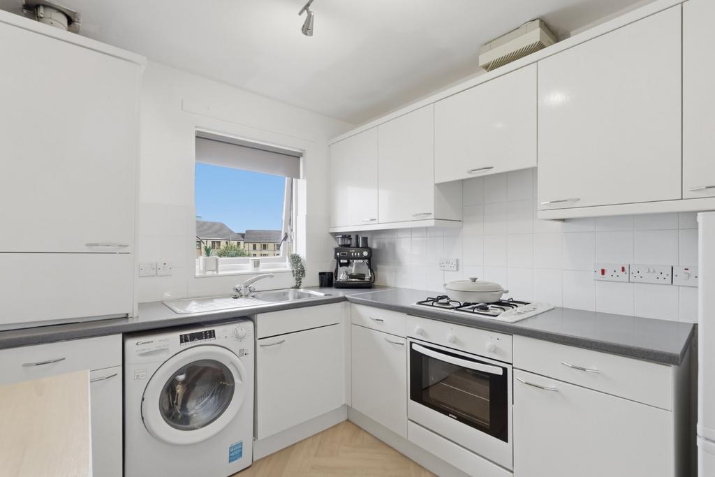 Apartment in Paisley, Renfrewshire - More