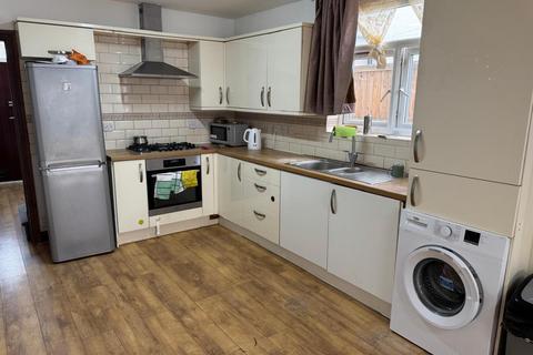 4 bedroom terraced house to rent, Thornton Heath CR7