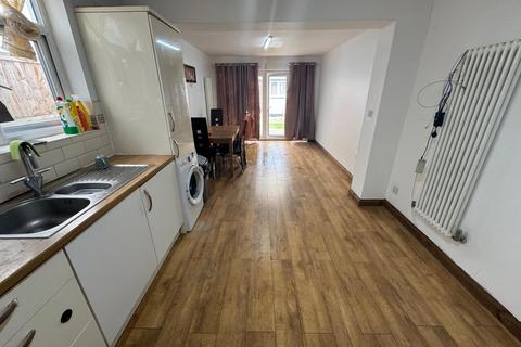4 bedroom terraced house to rent, Thornton Heath CR7