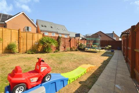 4 bedroom semi-detached house for sale, Dulwich Avenue, Basildon, Essex, SS15