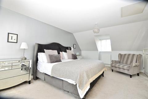 4 bedroom semi-detached house for sale, Dulwich Avenue, Basildon, Essex, SS15