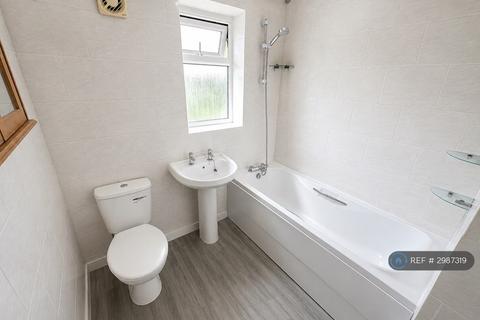 2 bedroom maisonette to rent, Gloucester Crescent, Rushden, NN10