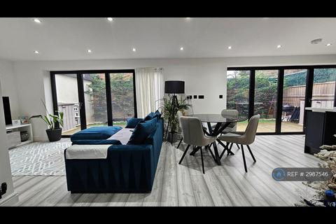 2 bedroom flat to rent, Finchingfield Avenue, Woodford Green, IG8