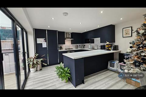 2 bedroom flat to rent, Finchingfield Avenue, Woodford Green, IG8