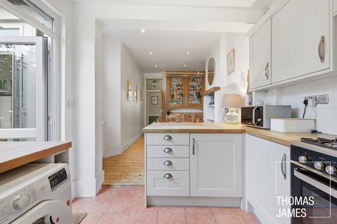 4 bedroom terraced house for sale, Caversham Avenue, London, N13