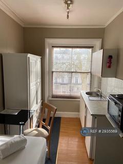 Studio to rent, Princes Square, London, W2