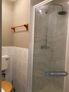 Studio to rent, Princes Square, London, W2