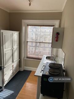 Studio to rent, Princes Square, London, W2