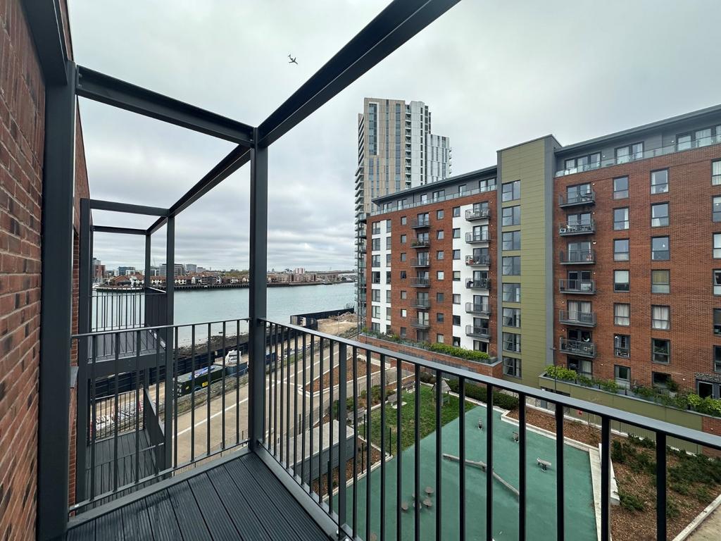 Apartment in Southampton, Waterside Park, Woolston - More