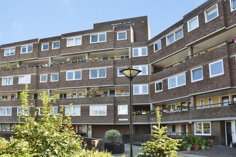 Romulus Court, Brentford