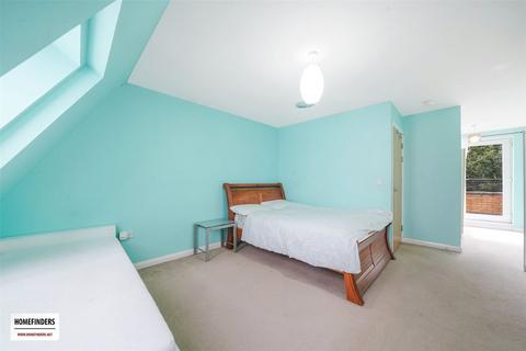 3 bedroom terraced house to rent, Elderberry Way, London, E6